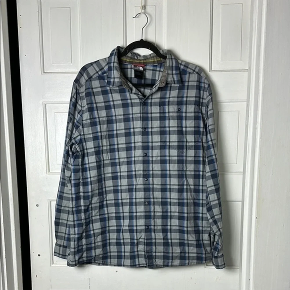 The North Face Gray and Blue Plaid Casual Snap button long sleeve Size Large